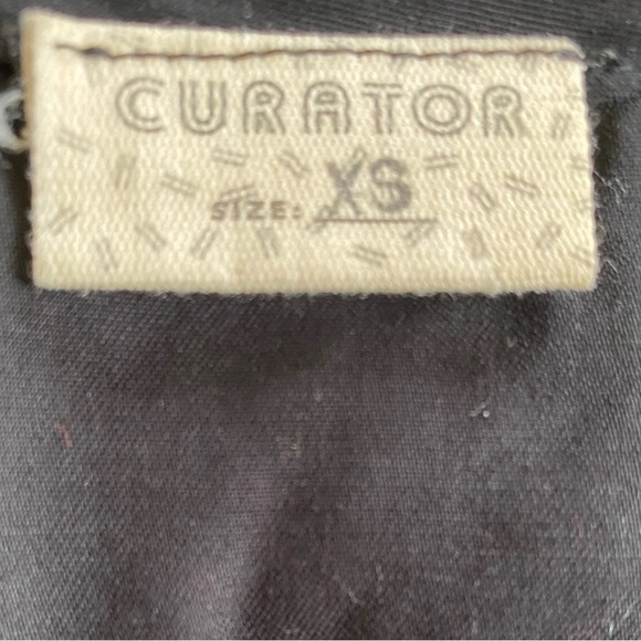 Curator Izzy Top - Picture 2 of 2